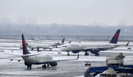 Nước Mỹ chìm trong thời tiết giá rét nhất 20 năm - 9 Sân bay JFK hầu như tê liệt vì đường băng bị đóng băng