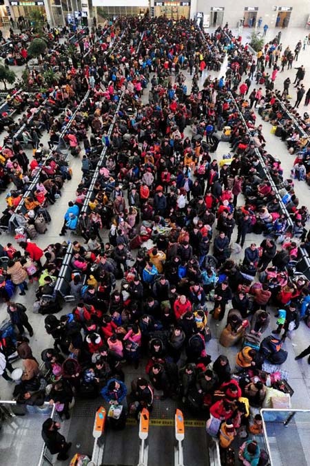 Khung cảnh đông nghẹt tại một nhà ga ở tỉnh Liêu Ninh. 