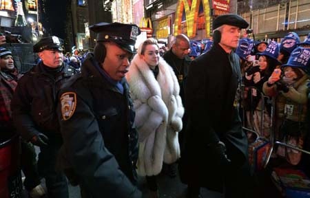 Nghệ sỹ Miley Cyrus xuất hiện khiến đám đông phấn khích