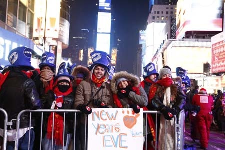 Nghệ sỹ Miley Cyrus xuất hiện khiến đám đông phấn khích