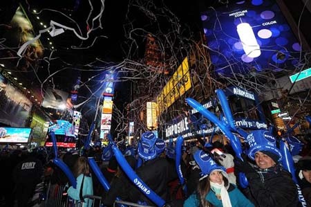 Nghệ sỹ Miley Cyrus xuất hiện khiến đám đông phấn khích