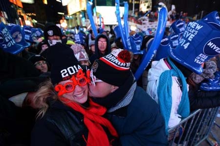 Nghệ sỹ Miley Cyrus xuất hiện khiến đám đông phấn khích