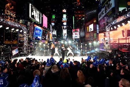 Sân khấu trên quảng trường Thời đại rực rỡ ánh sáng