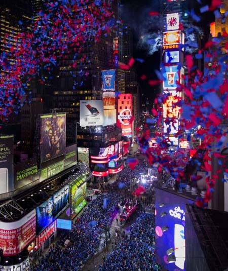 Pháo giấy rợp trời mừng năm mới