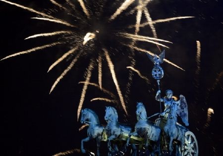 Tháp Eiffel rực rỡ trong ánh đèn màu