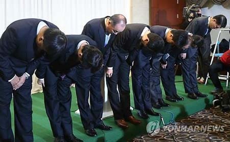 Hàn Quốc rúng động với vụ đánh cắp 20 triệu thông tin thẻ tín dụng - 1 Lãnh đạo 3 công ty thẻ bị trộm thông tin cúi đầu xin lỗi người tiêu dùng