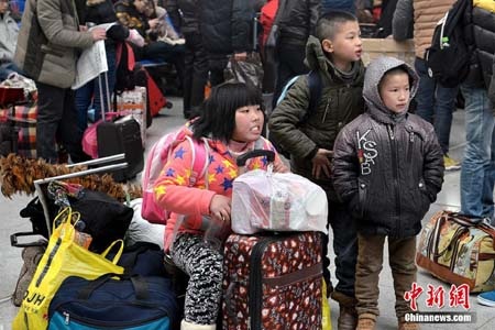 Rất nhiều em bé cũng phải cùng bố mẹ chờ đợi nhiều giờ để đến lượt lên tàu