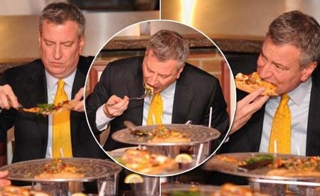 Tân thị trưởng New York bị “ném đá” vì ăn pizza bằng dao dĩa - 1 Ông de Blasio đang bị châm chọc vì ăn pizza bằng dĩa