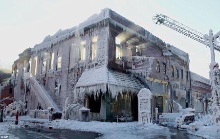 Một ngôi nhà bị cháy đã đóng băng toàn bộ sau khi được phun nước