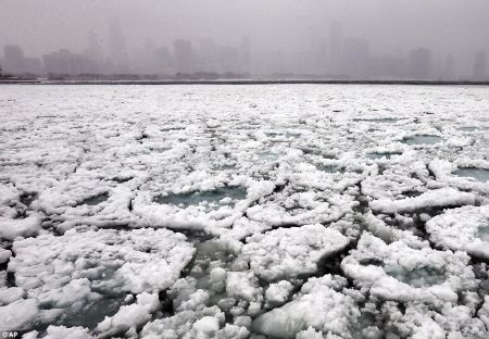 Mặt hồ Michigan đóng băng trong giá lạnh