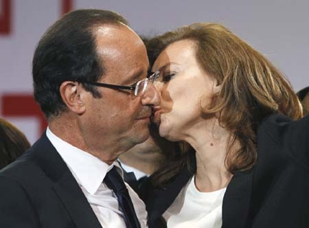 Ông Hollande trong một bức ảnh cùng bạn gái