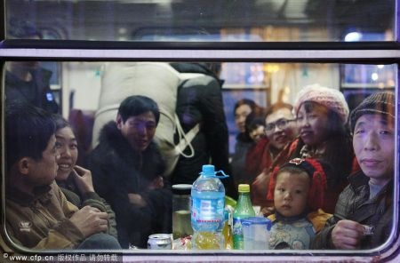 Những ai được lên tàu cũng không tránh khỏi cảnh chen chúc, chật chội