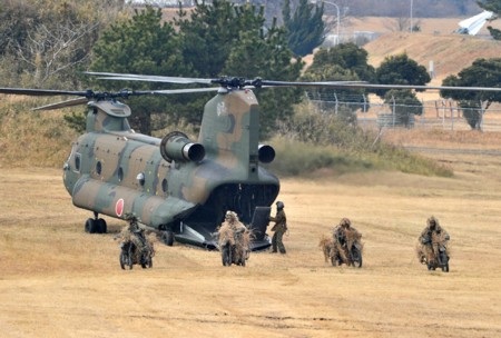 Nhật tập trận tái chiếm đảo, tuyên bố đề cao cảnh giác với Trung Quốc - 2 Lính dù Nhật đổ bộ từ trực thăng CH-47