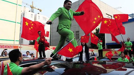 Triệu phú lập dị Trung Quốc muốn mua báo Mỹ: nhà từ thiện ưa "nổ"? - 1 Chen Guangbiao nổi tiếng với những chiêu trò gây sốc