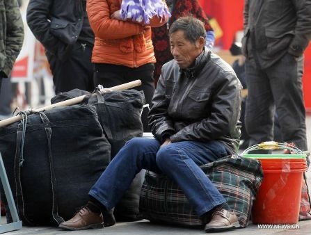 Người lao động vạ vật chờ đợi tại nhà ga Bắc Kinh