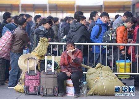 Những ai được lên tàu cũng không tránh khỏi cảnh chen chúc, chật chội