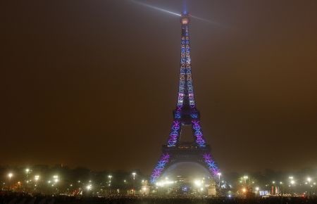 Tháp Eiffel rực rỡ trong ánh đèn màu