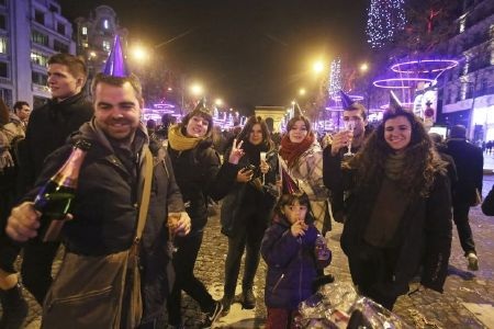 Một đôi bạn trẻ trao nhau nụ hôn ngọt ngào trước thềm năm mới