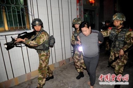 Trung Quốc: Hàng loạt quan chức, cảnh sát bảo kê làng ma túy bị bắt - 1 Nhiều nghi phạm bị bắt trong cuộc bố ráp là quan chức địa phương