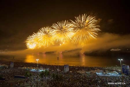 Trước đó không lâu, pháo hoa rực sáng bãi biển