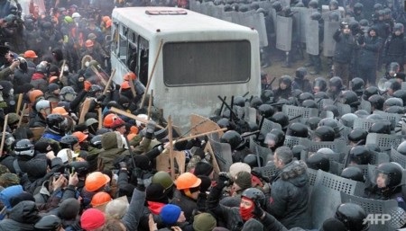 Rất đông người biểu tình đã xô xát với cảnh sát chống bạo động