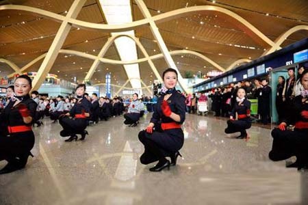 Các tiếp viên hàng không sân bay Pudong trong màn nhảy vui mắt
