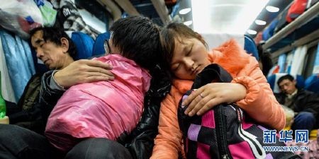 Những ai được lên tàu cũng không tránh khỏi cảnh chen chúc, chật chội