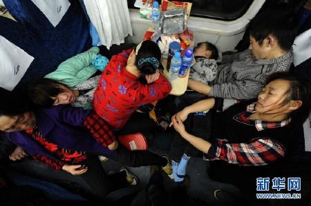 Những ai được lên tàu cũng không tránh khỏi cảnh chen chúc, chật chội