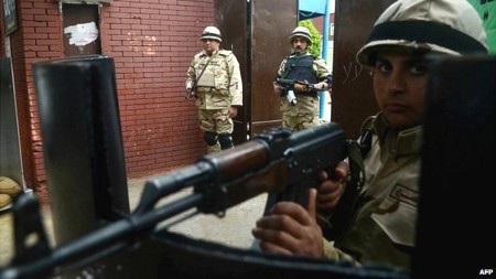 Binh sỹ Ai Cập bảo vệ điểm bỏ phiếu