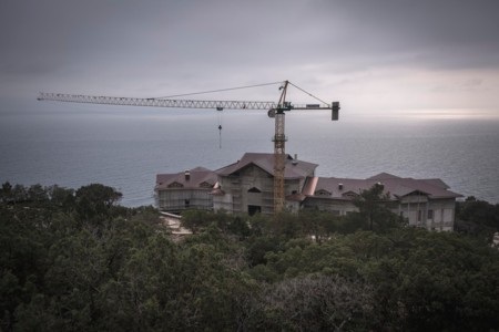 Tòa nhà hướng biển và nằm ngay trong khu vực rừng được bảo vệ