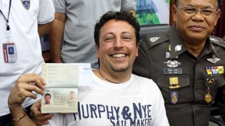 Luigi Maraldi (trái) tới trình diện cảnh sát Thái Lan tại Phuket hôm 9/3