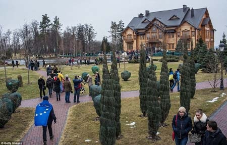 Quốc hội Ukraine bổ nhiệm Tổng thống tạm quyền - 2 Tư dinh xa hoa của ông Yanukovych đã bị chính phủ tịch biên