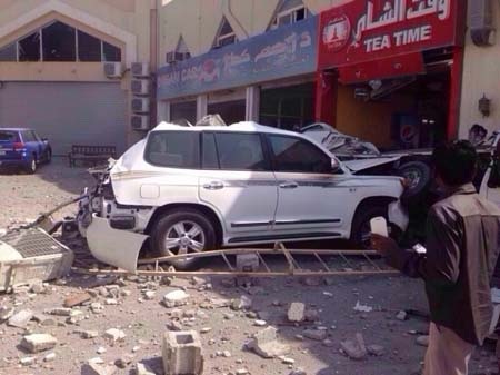 Nổ kinh hoàng tại nhà hàng thủ đô Qatar, 12 người chết - 2 Một chiếc ô tô bị các tấm bê tông đè bẹp
