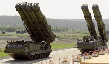 Nga huy động 3.500 quân cùng tên lửa "khủng" tập trận gần Ukraine - 1 Hệ thống tên lửa phòng không S-300 của Nga