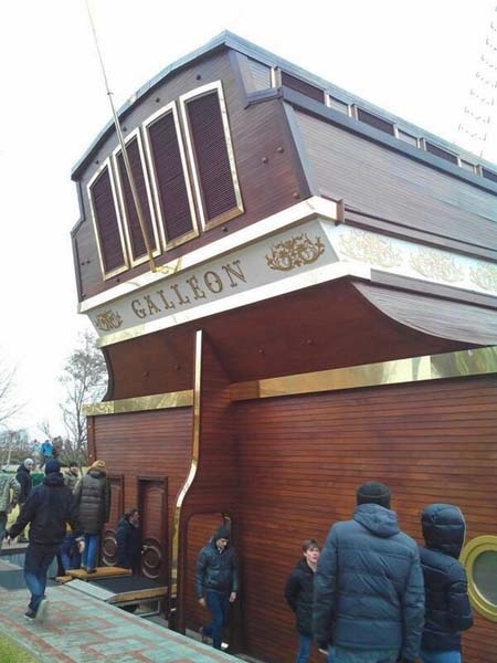 Choáng với tư dinh siêu lộng lẫy của Tổng thống Ukraine - 14 Khu trại chăn nuôi phục vụ Tổng thống rộng mênh mông