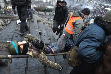 Lộ đoạn ghi âm tố phe biểu tình tại Ukraine thuê xạ thủ bắn tỉa - 2 Nhiều người biểu tình và cảnh sát bị trúng đạn bắn tỉa