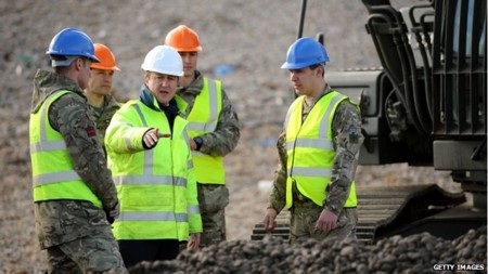 Lũ lụt lịch sử đe dọa London, dân Anh “ném đá” chính phủ - 3 Chính phủ của thủ tướng Cameron (mũ trắng) đang đối diện nhiều chỉ trích về ứng phó với lũ lụt
