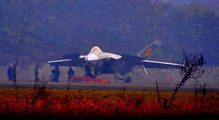 Trung Quốc lộ chiến đấu cơ tàng hình phiên bản mới - 2 Thiết kế của chiếc J-20 rất giống chiến đấu cơ F-22 và F-35 của Mỹ