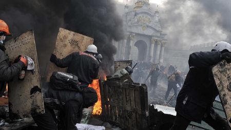 Bạo lực đẫm máu bùng phát tại Ukraine, thêm ít nhất 21 người chết - 3 Trung tâm Kiev mịt mờ trong khói lửa