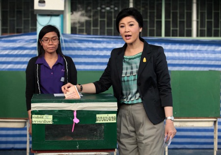 Thủ tướng Thái Lan bỏ nhầm hòm phiếu trong ngày bầu cử - 1 Bà Yingluck bỏ phiếu nhầm thùng