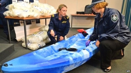 Úc bắt hơn 160 triệu USD thuốc lắc giấu trong thuyền từ Trung Quốc - 1 Cảnh sát Úc bên số tang vật bị thu giữ