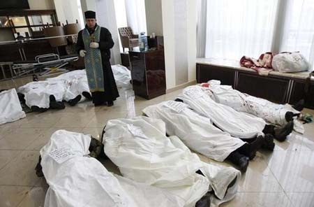 Bạo lực đẫm máu bùng phát tại Ukraine, thêm ít nhất 21 người chết - 2 Thi thể nhiều người thiệt mạng được xếp trong một nhà xác dã chiến, tại sảnh khách sạn Ukraine