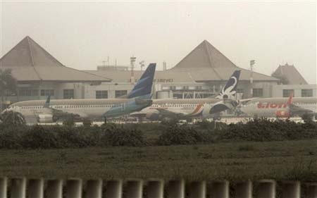 Indonesia: Núi lửa phun trào như hàng nghìn quả bom phát nổ - 2 Máy bay cũng phủ đầy tro bụi
