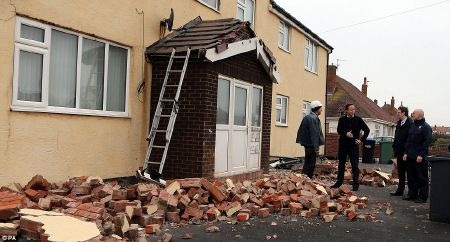 Hai hoàng tử Anh lội nước giúp dân chống lụt lịch sử - 7 Thủ tướng Anh David Cameron (thứ hai từ trái sang) thị sát khu vực bị bão gây thiệt hại