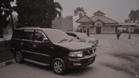 Việc đi lại trong tình trạng tro bụi dày đặc được cảnh báo rất nguy hiểm