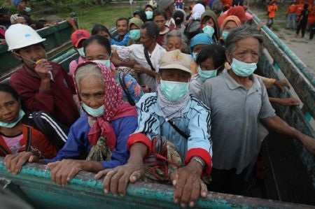 Indonesia: Núi lửa phun trào như hàng nghìn quả bom phát nổ - 7 Xem clip