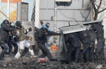 Thủ đô Ukraine ngùn ngụt khói lửa bạo lực, 25 người chết - 13 Thanh Tùng