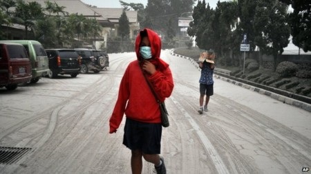 Bụi phủ trắng các khu vực quanh núi lửa