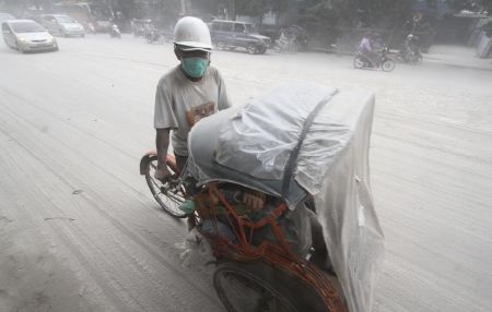 Indonesia: Núi lửa phun trào như hàng nghìn quả bom phát nổ - 9 Xem clip