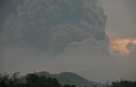 Indonesia: Núi lửa phun trào như hàng nghìn quả bom phát nổ - 5 Xem clip